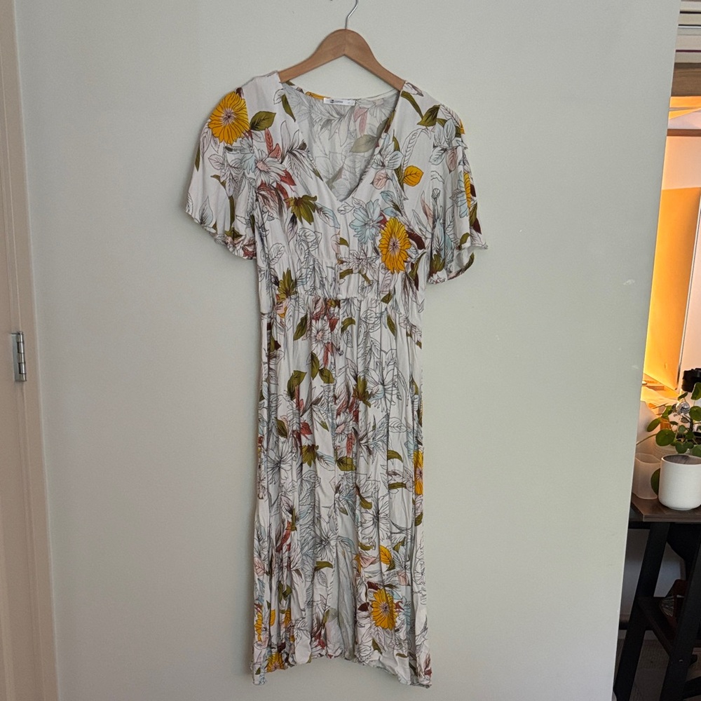CUPSHE Women Short Sleeve Plunge Pull Over V-Neck Dress Floral White Size Medium